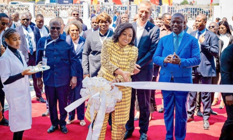 Inauguração da Escola Eiffel no Huambo pela Primeira-Dama