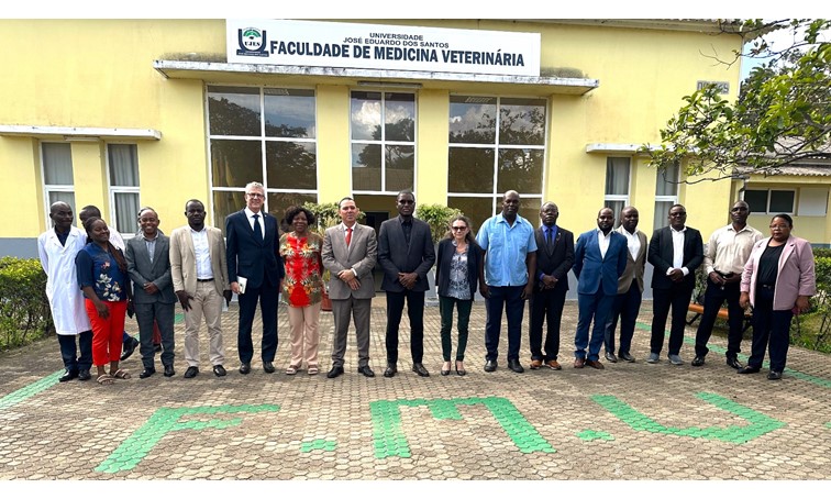 VISITA DE SUA EXCELÊNCIA A EMBAIXADORA DA REPÚBLICA FRANCESA À FMV-UJES