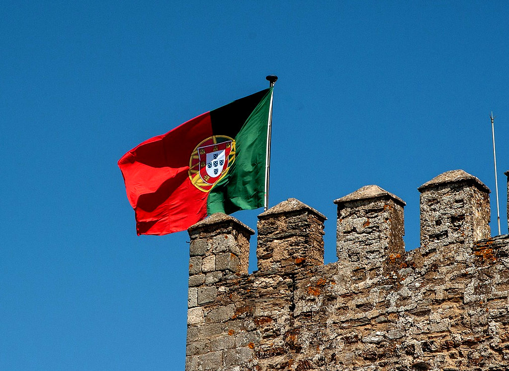 Bandeira de Portugal sobre uma fortaleza